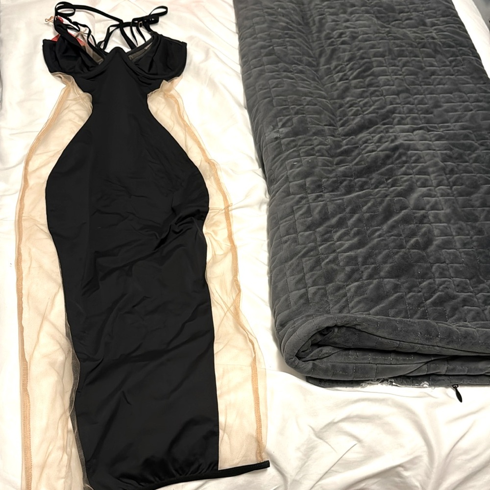 •Body-hugging, midi dress  •Underwire cups and a double-lining